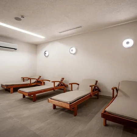 Prive & - Adults Only 16 Side